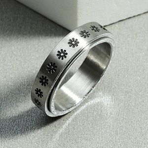 Size 9 ring that spins